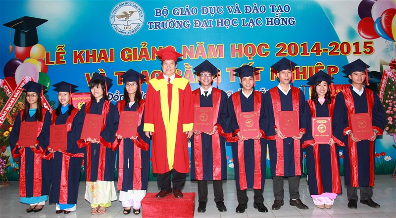 lễ trao bằng tốt nghiệp đại học