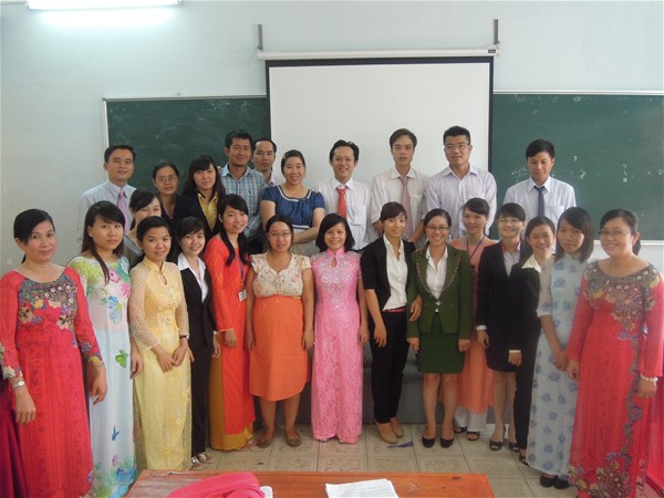 Sinh viên chụp hình cùng hội đồng 