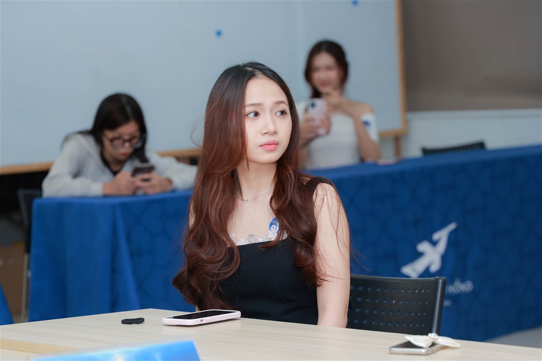 Sinh viên Quan hệ Công chúng chuẩn bị chỉnh chu chờ phần thi của mình