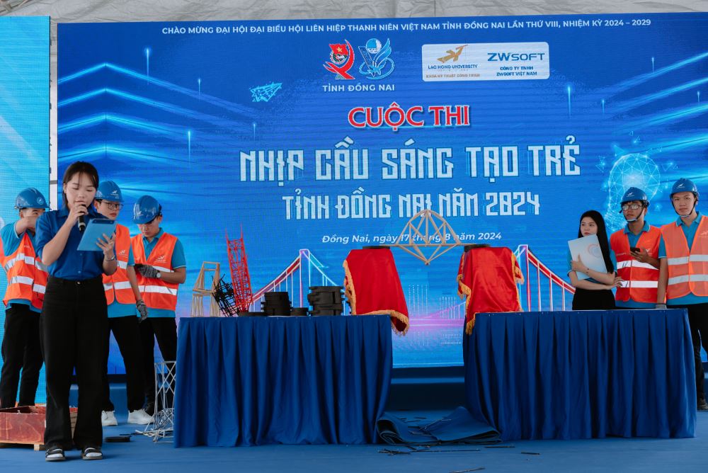 Đoàn viên, thanh niên giới thiệu về cây cầu của đội tham gia cuộc thi Nhịp cầu sáng tạo trẻ. Ảnh: Nga Sơn