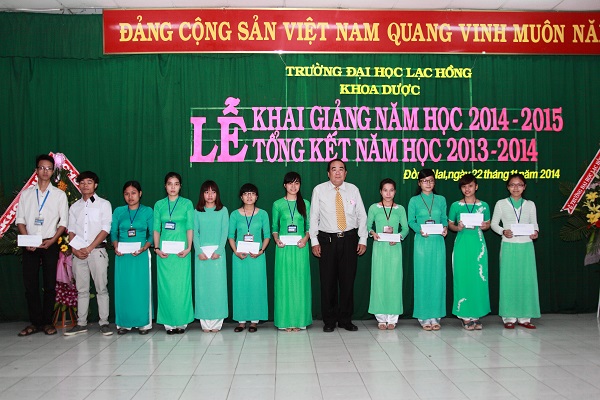 Thầy PGS.TS Huỳnh Văn Hóa - Cố Vấn Hiệu Trưởng thay mặt ban lãnh đạo khoa trao tiền thưởng cho sinh viên nghèo vượt khó
